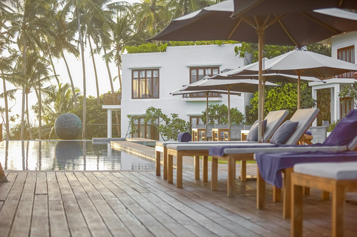 Terraza de piscina real en un hotel de Sri Lanka