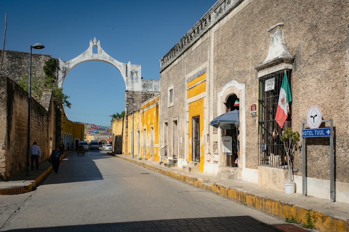 Arquitectura colonial dorada en Izamal, México