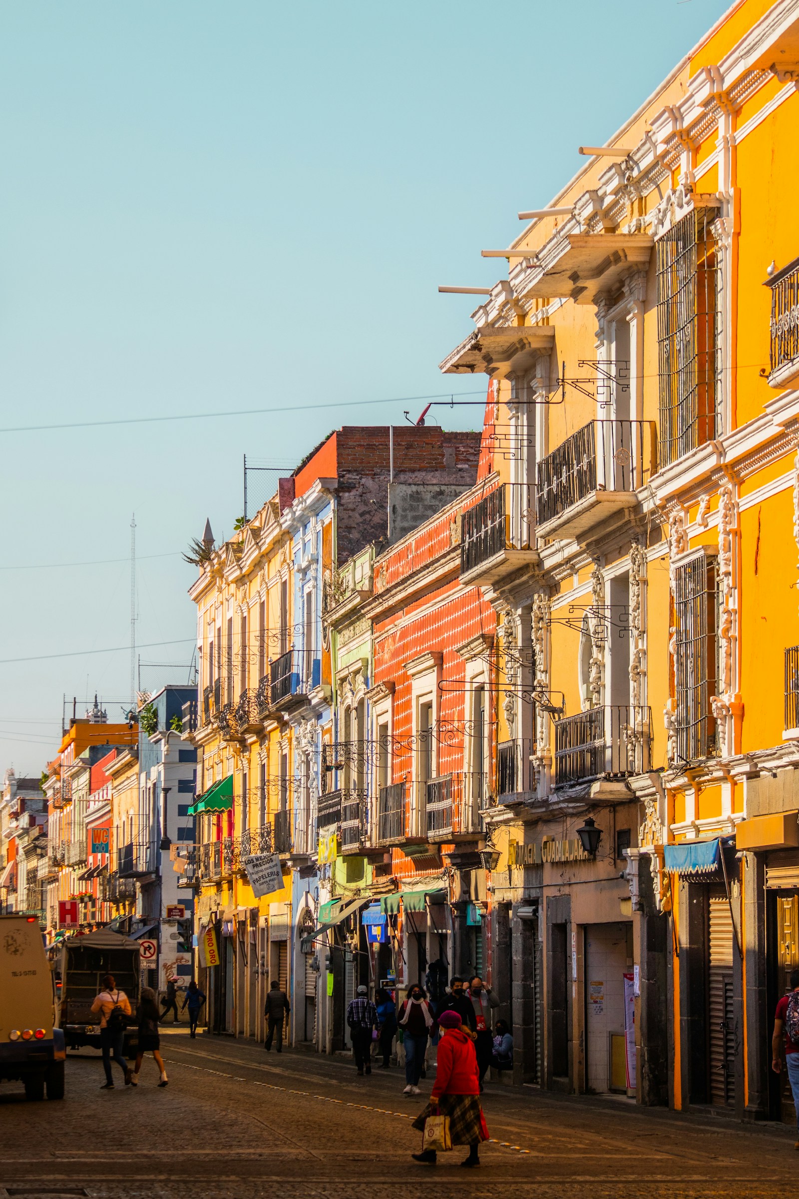 Calle colorida en Puebla, México